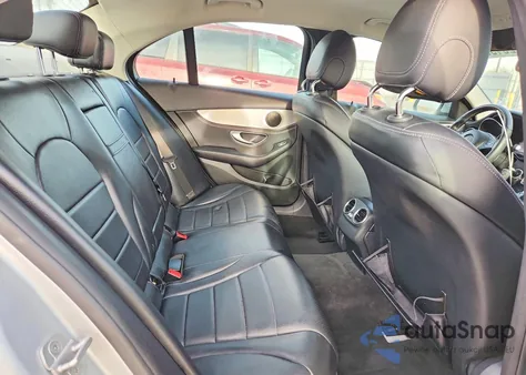 2015 Mercedes-Benz C 300 4Matic z USA, uszkodzony, nr VIN 55SWF4KB2FU026090